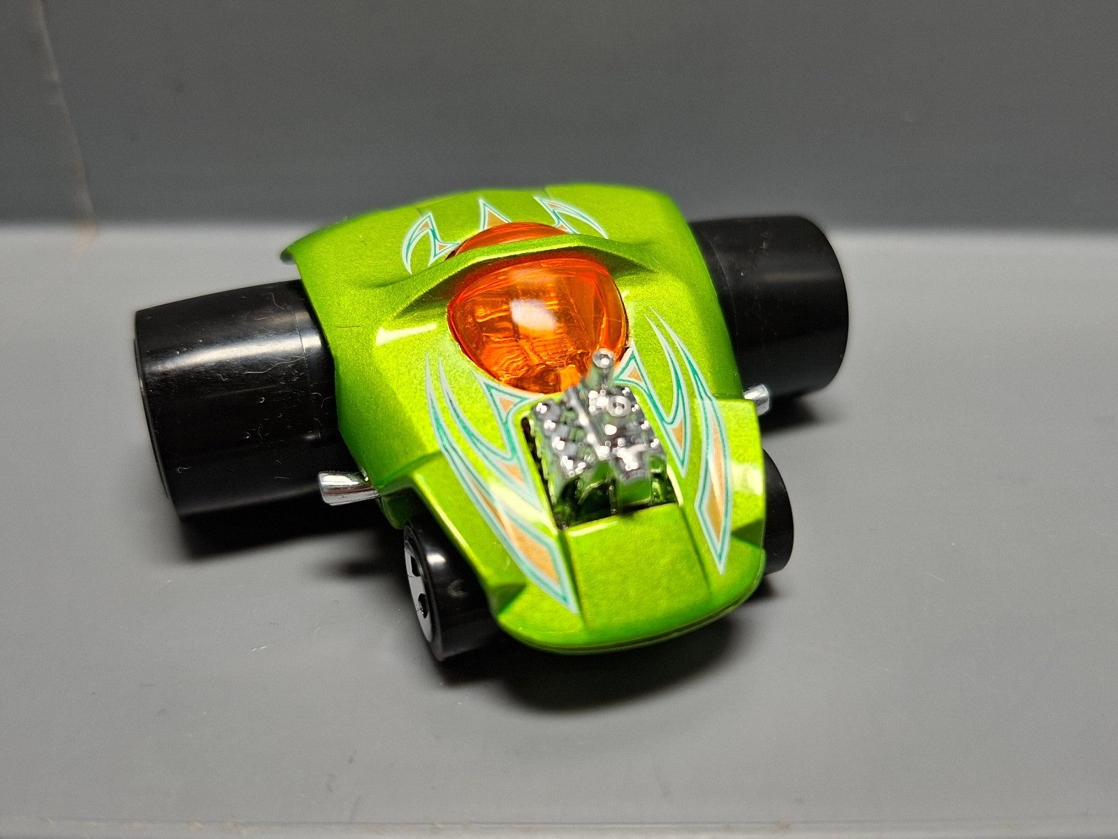 Hot Wheels Silhouette version lumière en haut 2004-062   (CP04)