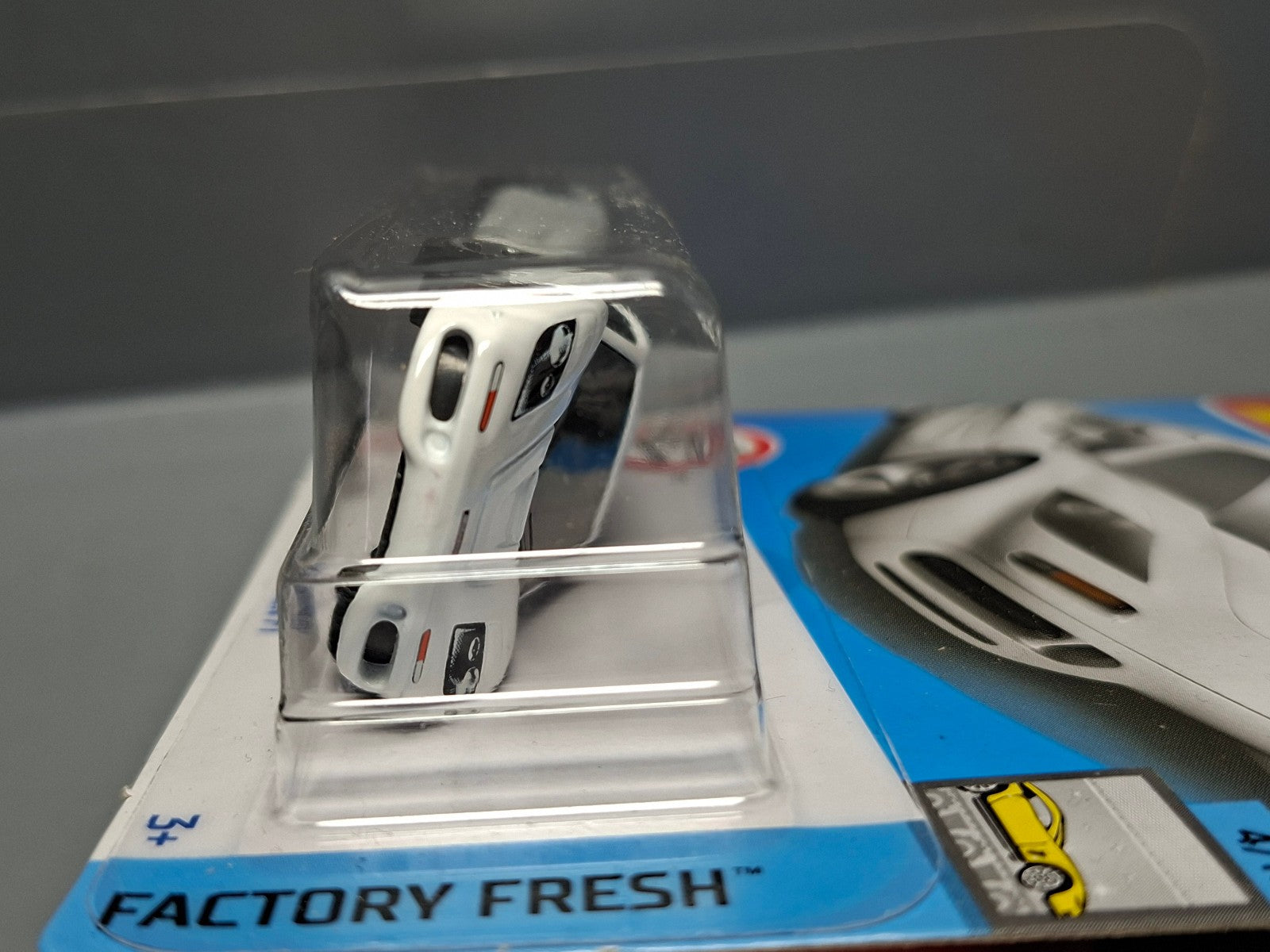 Hot Wheels  exclusive Best buy McLaren F1  2022-107   (NP09)