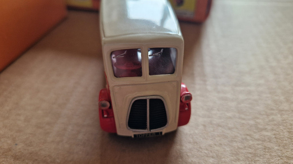 Corgi 1/43 Comic classics Morris J van limitée à 4600 exemplaires (CT06)