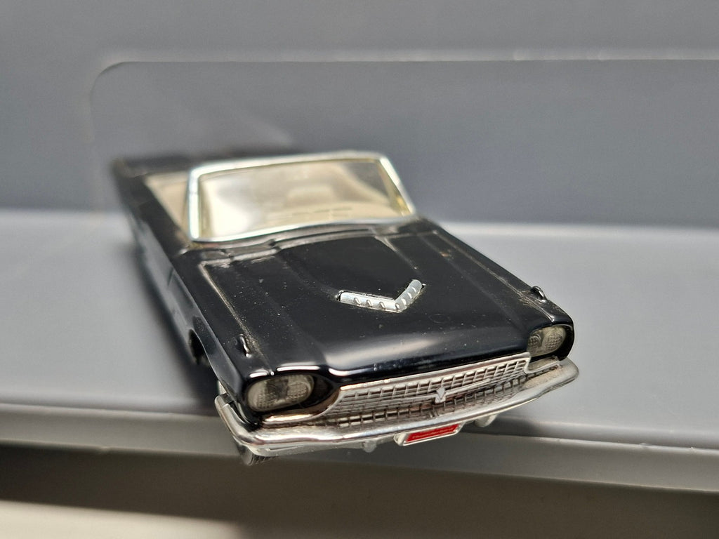 K-Line Kruisers 1966 ford thunderbird plastique de la boite ce décolle (NG09)