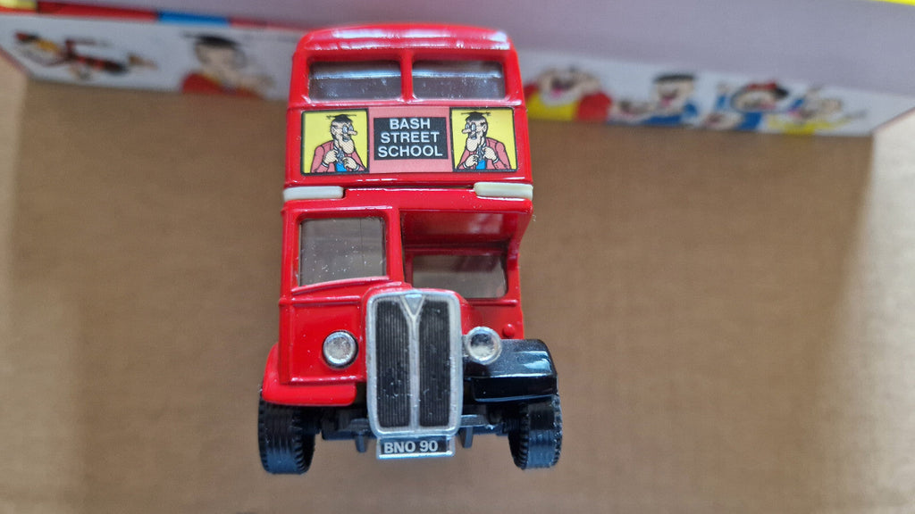 Corgi 1/43 The bash street kids minnie the minx Morris J van & AEC bus  (CT06)
