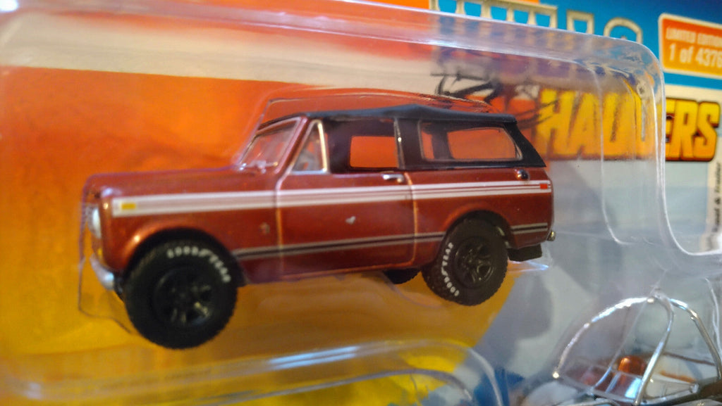 Johnny Lightning Pack Hulls & Haulers 1969 International Scout II & boat (CT02)