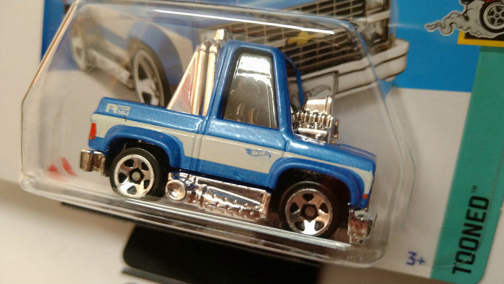 Hot Wheels Toon'd 83 chevy silverado  2022-104 (NP39)