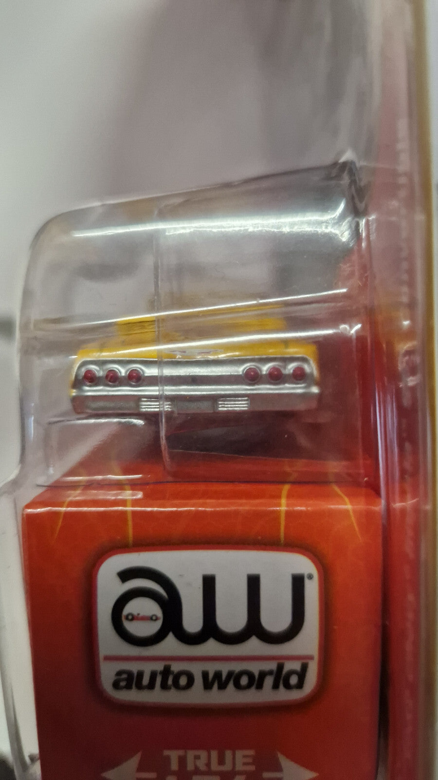 Auto World Custom Lowriders 1962 Chevy Impala SS Convertible  4800pcs (NG73)