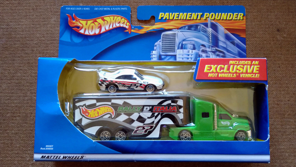 Hot Wheels 2001 pavement pounder Toyota mr2  (C7)