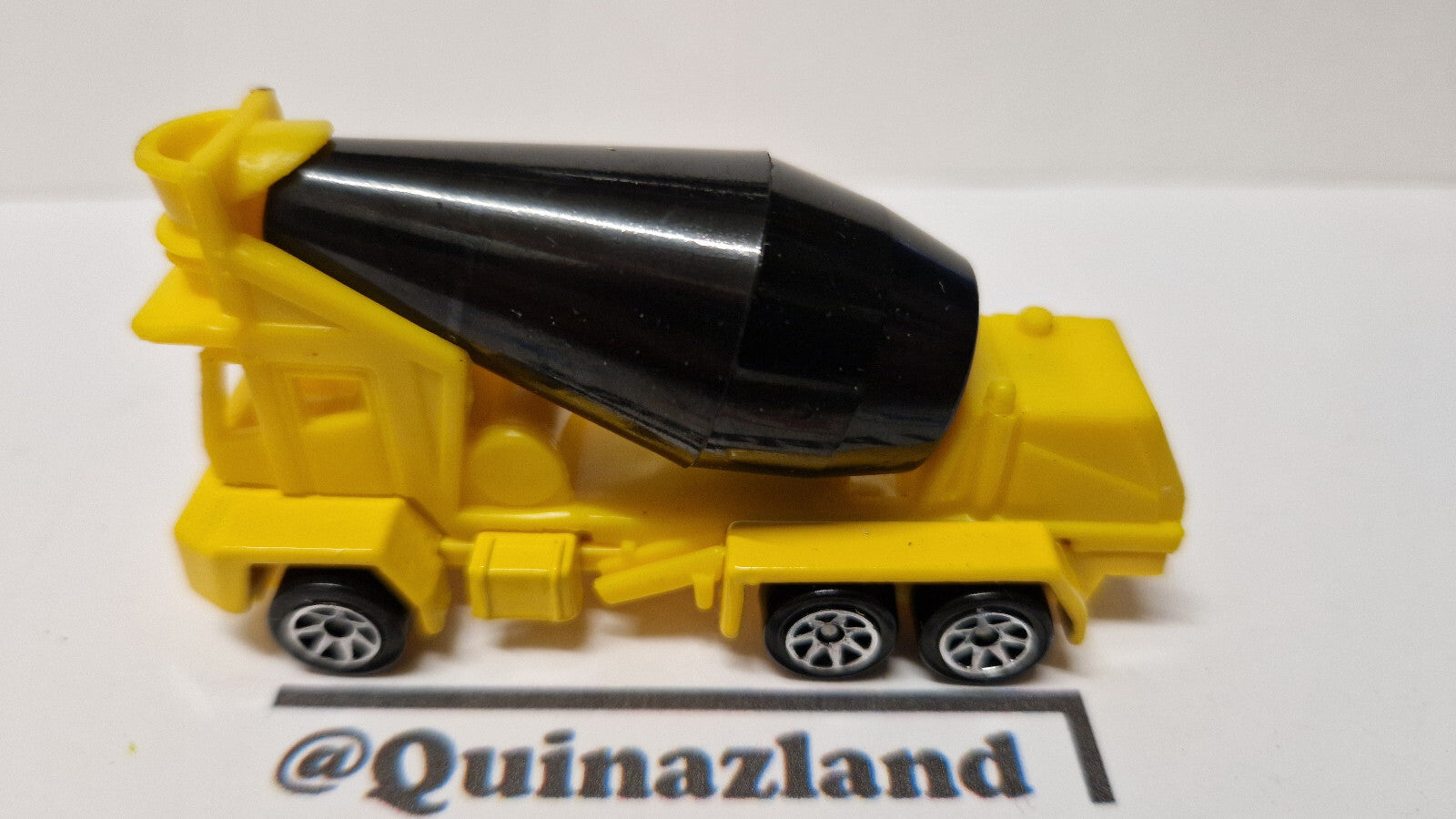 Hot wheels 1997 exclusive multipack Oshkosh cement mixer  (A24)