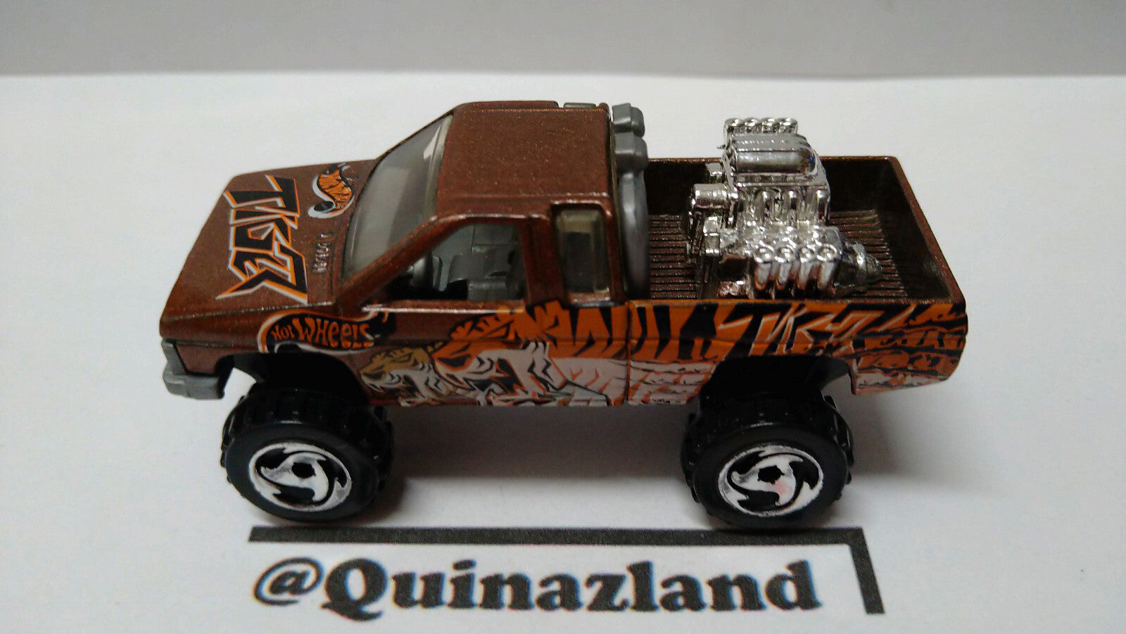 Hot Wheels Nissan hardbody 2000-021  (A16)