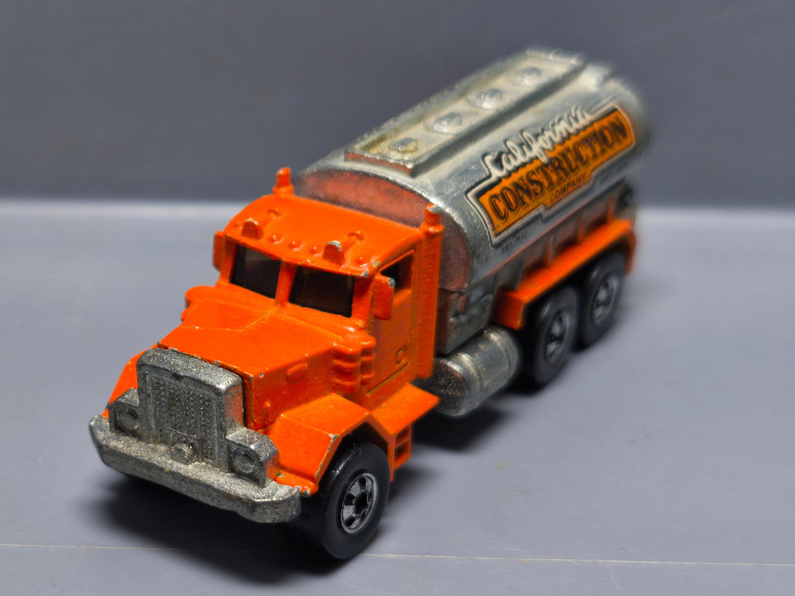 Hot Wheels Peterbilt tank truck 1981 workhorses hong kong  (A18)