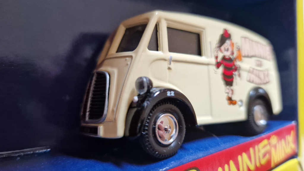 Corgi 1/43 The bash street kids minnie the minx Morris J van & AEC bus  (CT06)
