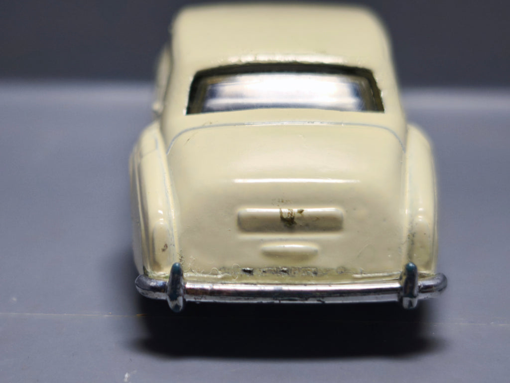 Matchbox 1982 mainline  Rolls royce silver cloud II version crème   (A06)