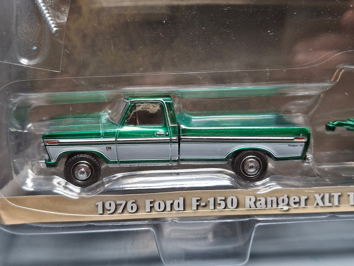 Greenlight Hitch & Tow 1976 Ford F-150 Ranger XLT Trailer Special Chase (CT01)