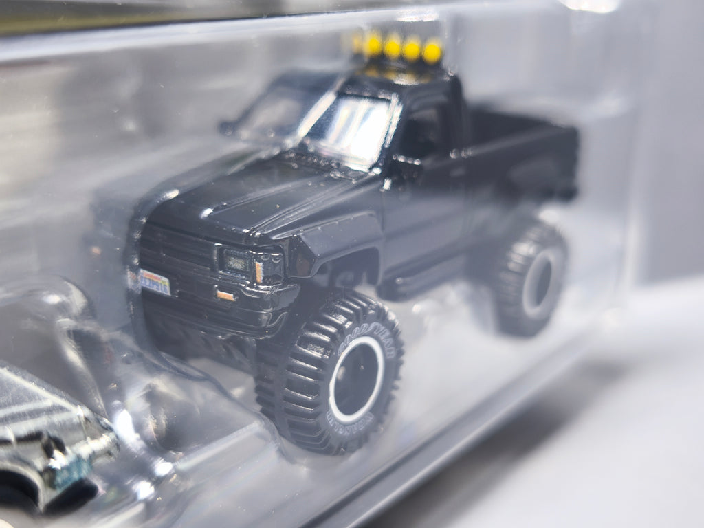 Hot Wheels Premium 2-pack BTTF time machine 1987 Toyota Pickup (Cart)