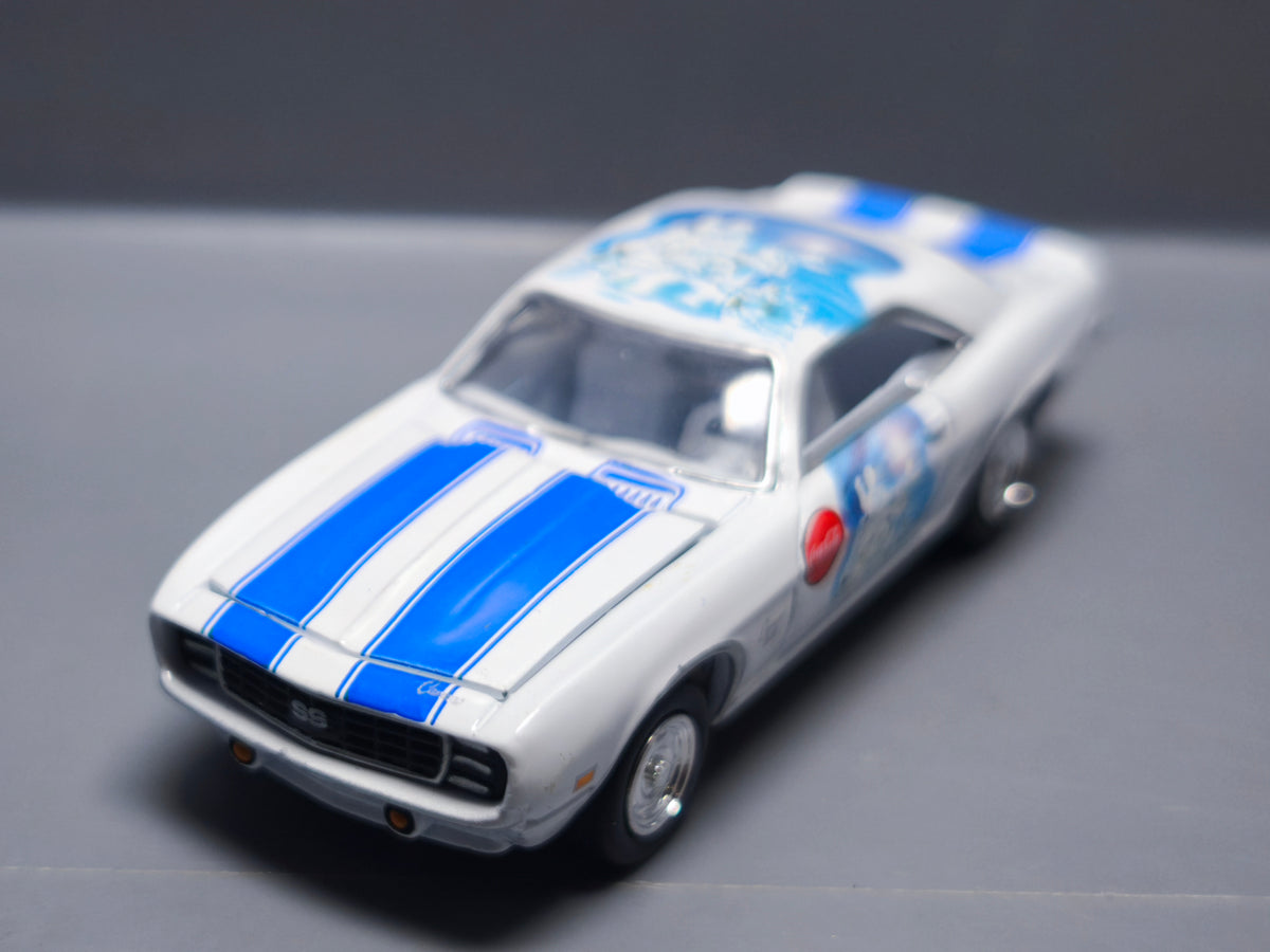 Johnny Lightning 2004 Coca-Cola holiday ornament  1969 Chevy camaro  (A33)