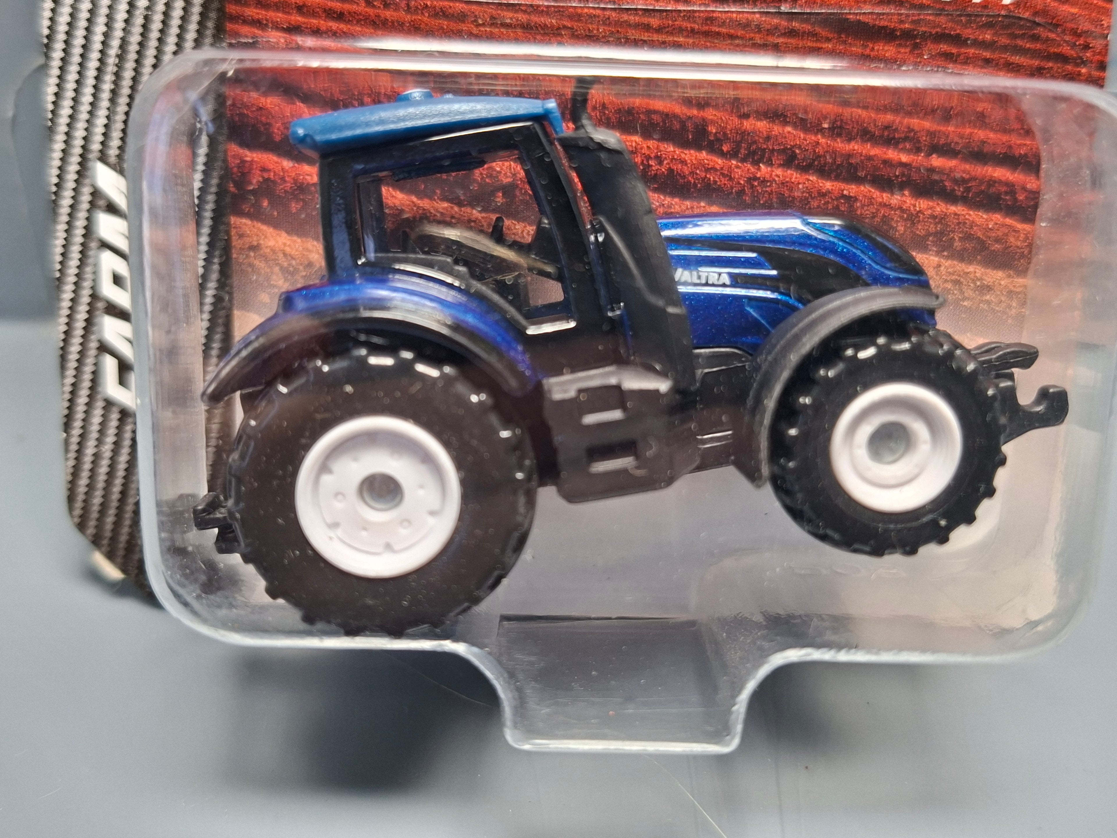 Majorette Farm  Valtra t4  (NP18)