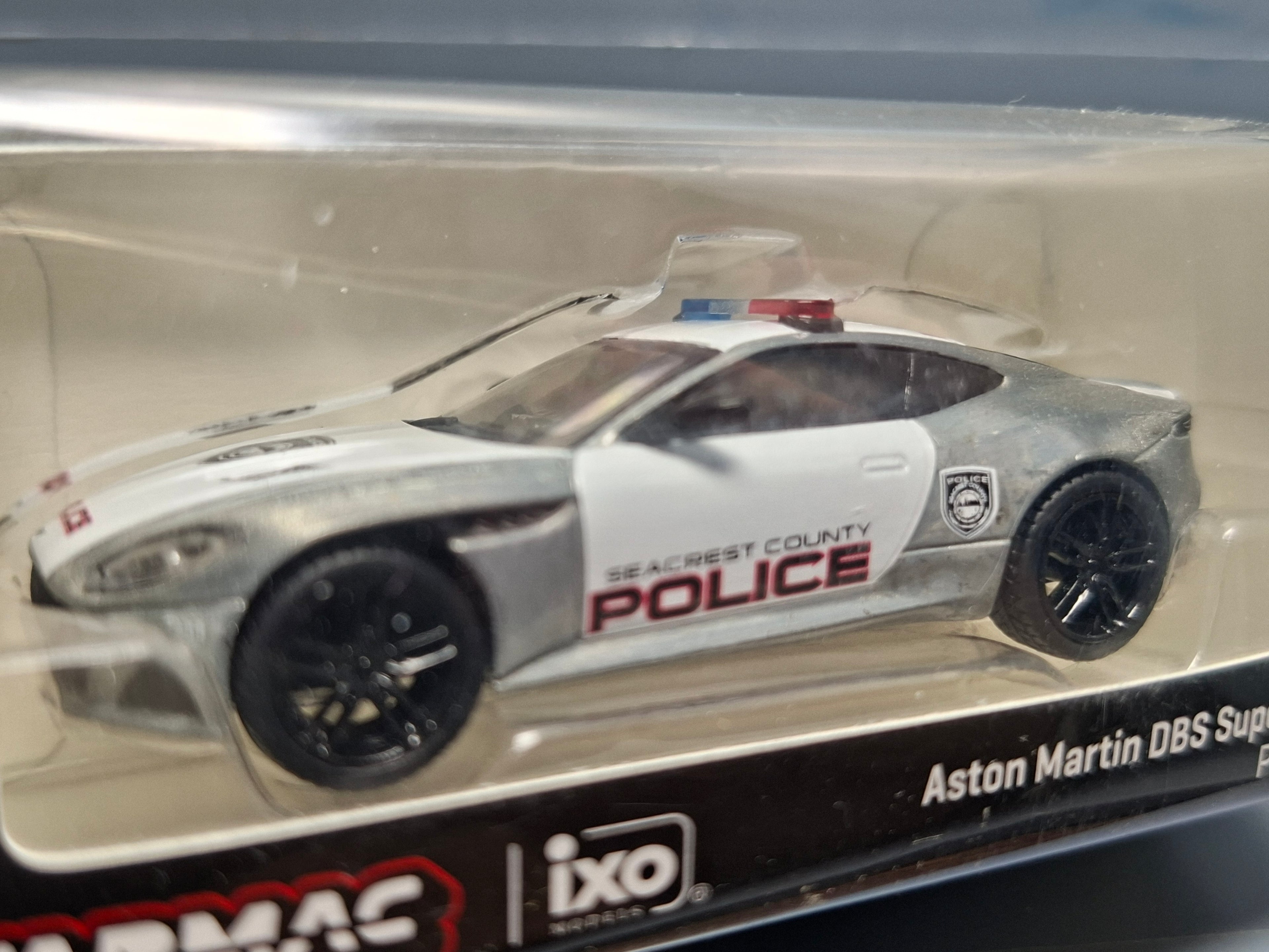 Tarmac 1/64 Aston Martin DBS Superleggera Police Car Chase  (NP18)