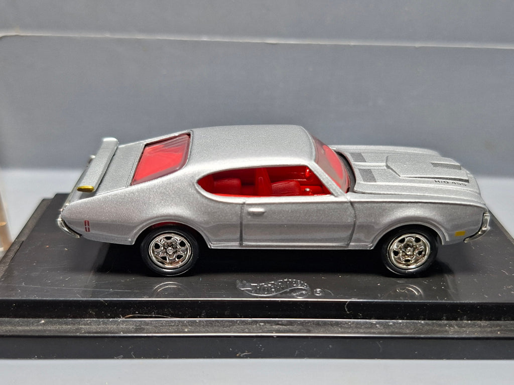 Hot Wheels 2000 cool collectible  1969 oldsmobile 442  (NP17)
