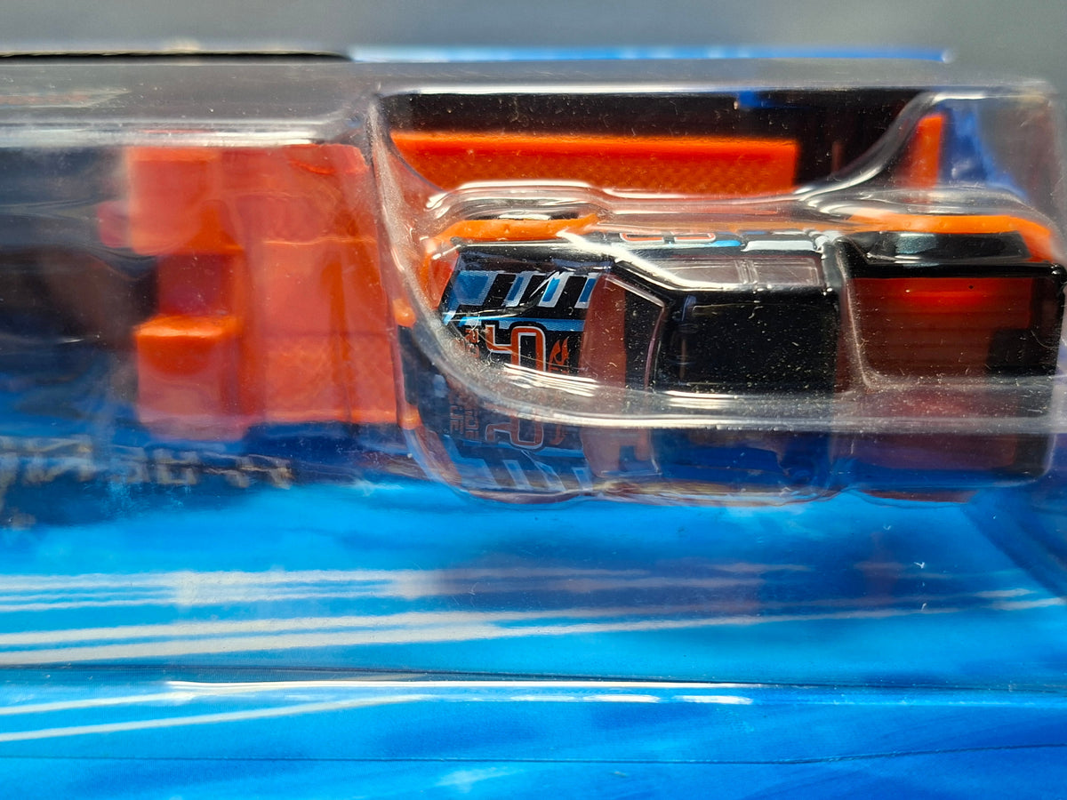 Hot Wheels 2004 truckin transporters Mega duty (CT07)