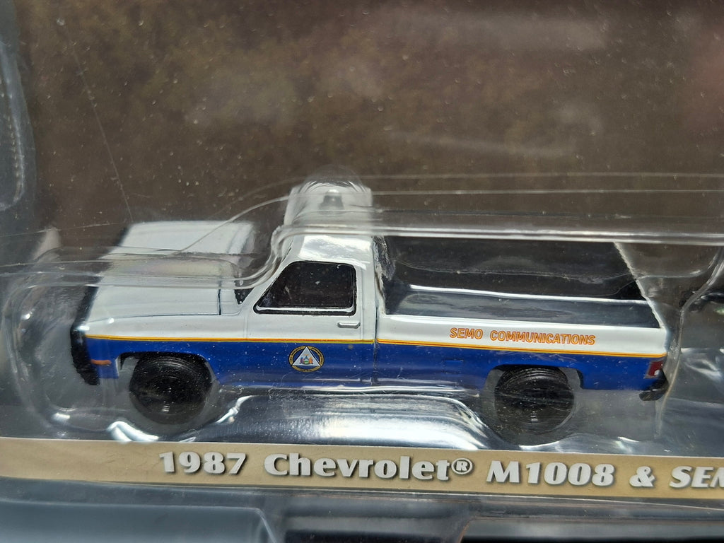 Greenlight Hitch & Tow 1987 Chevrolet M1008 & Semo Communications Trailer (CT04)