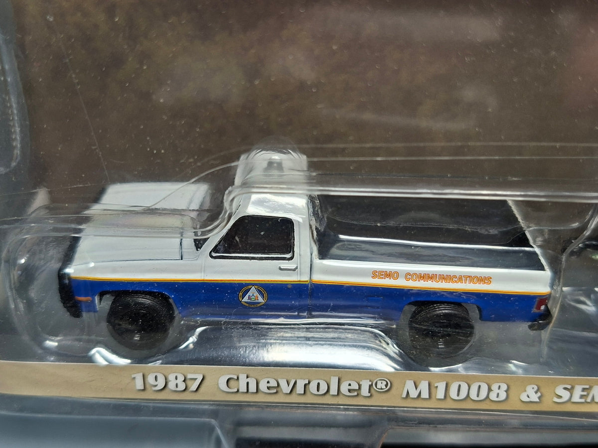 Greenlight Hitch & Tow 1987 Chevrolet M1008 & Semo Communications Trailer (CT04)