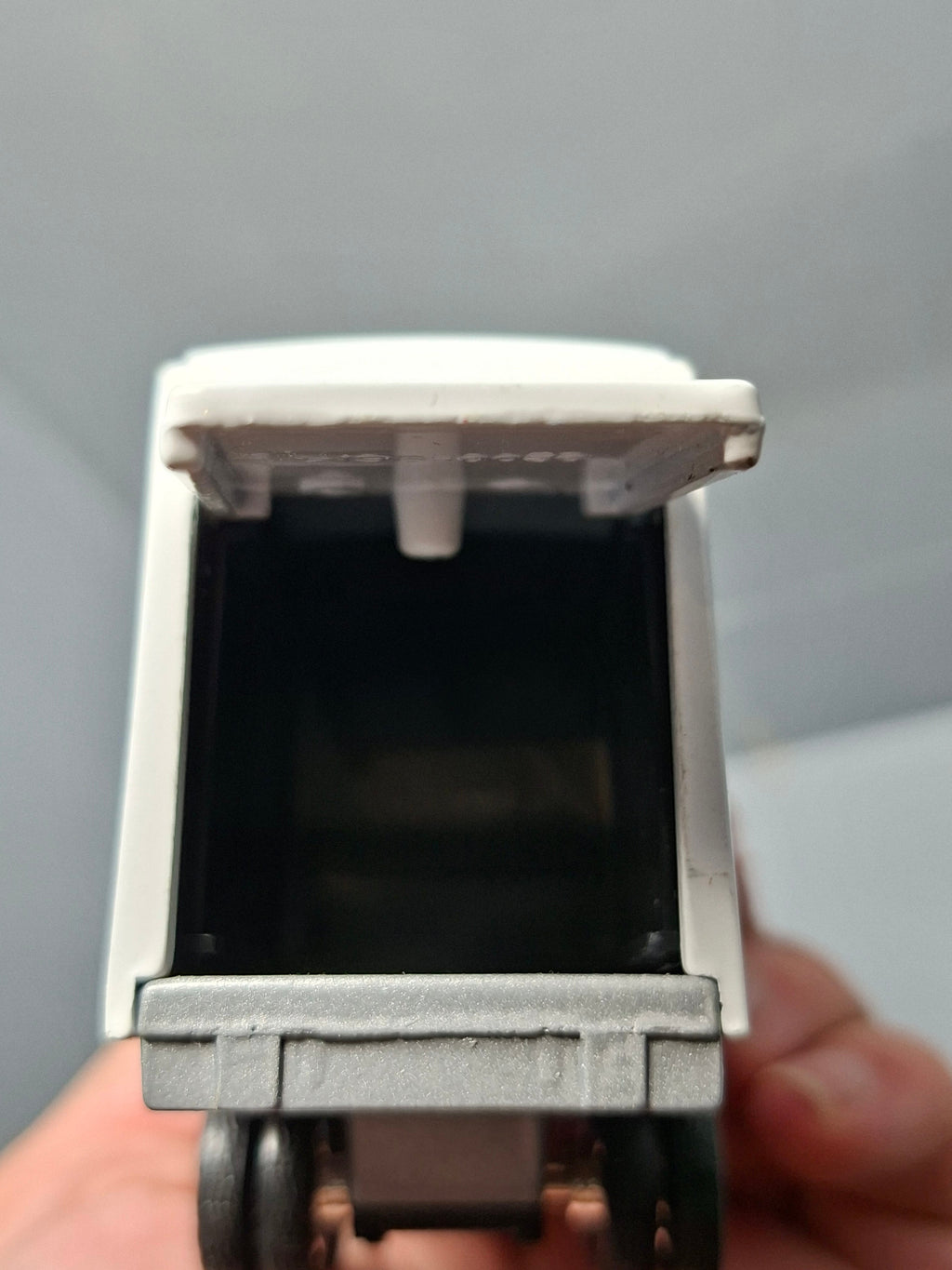 ERTL White GMC aero integral Falcon (NP25)