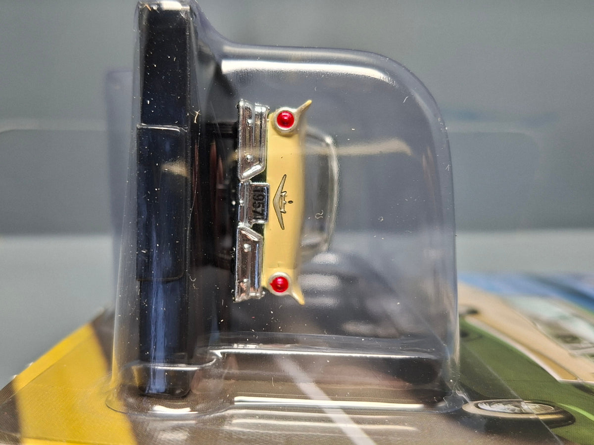 M2 Machines 2025 auto drivers R130 1957 Ford Fairlane 500 (NG52)