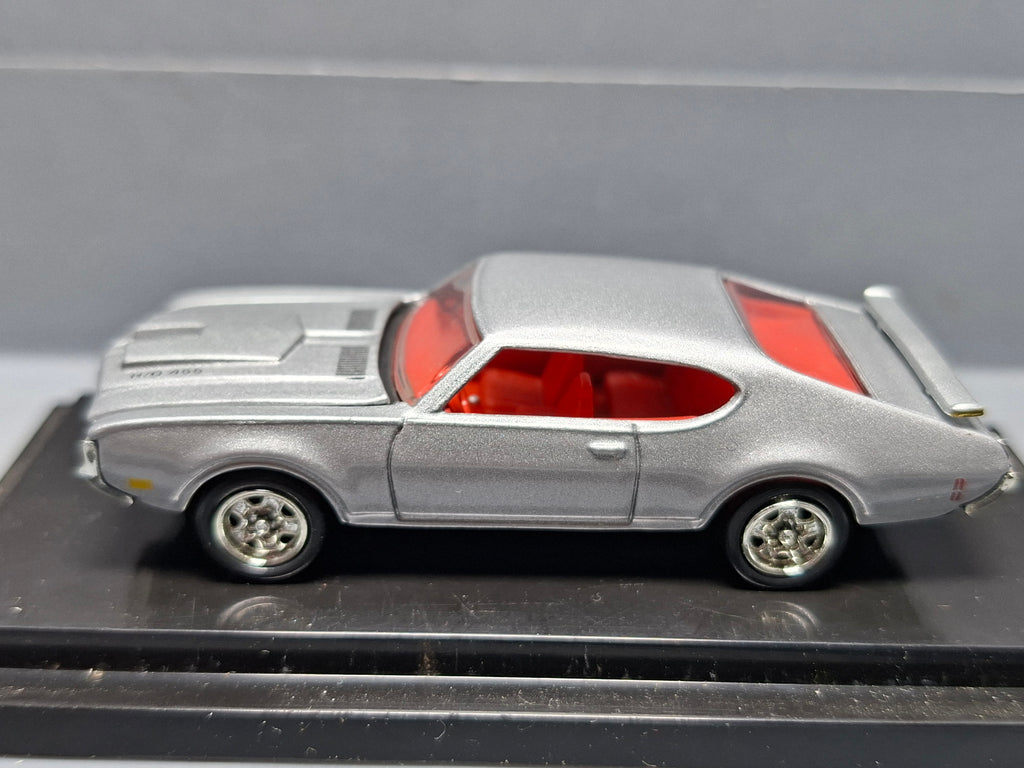 Hot Wheels 2000 cool collectible  1969 oldsmobile 442  (NP17)