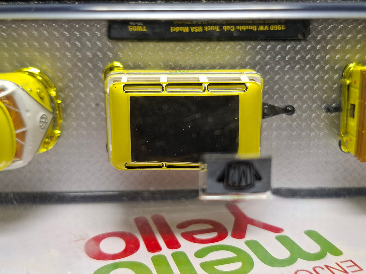 M2 Machines Coca Cola Mello Yello Volkswagen Double Cab Microbus Chase (CT08)