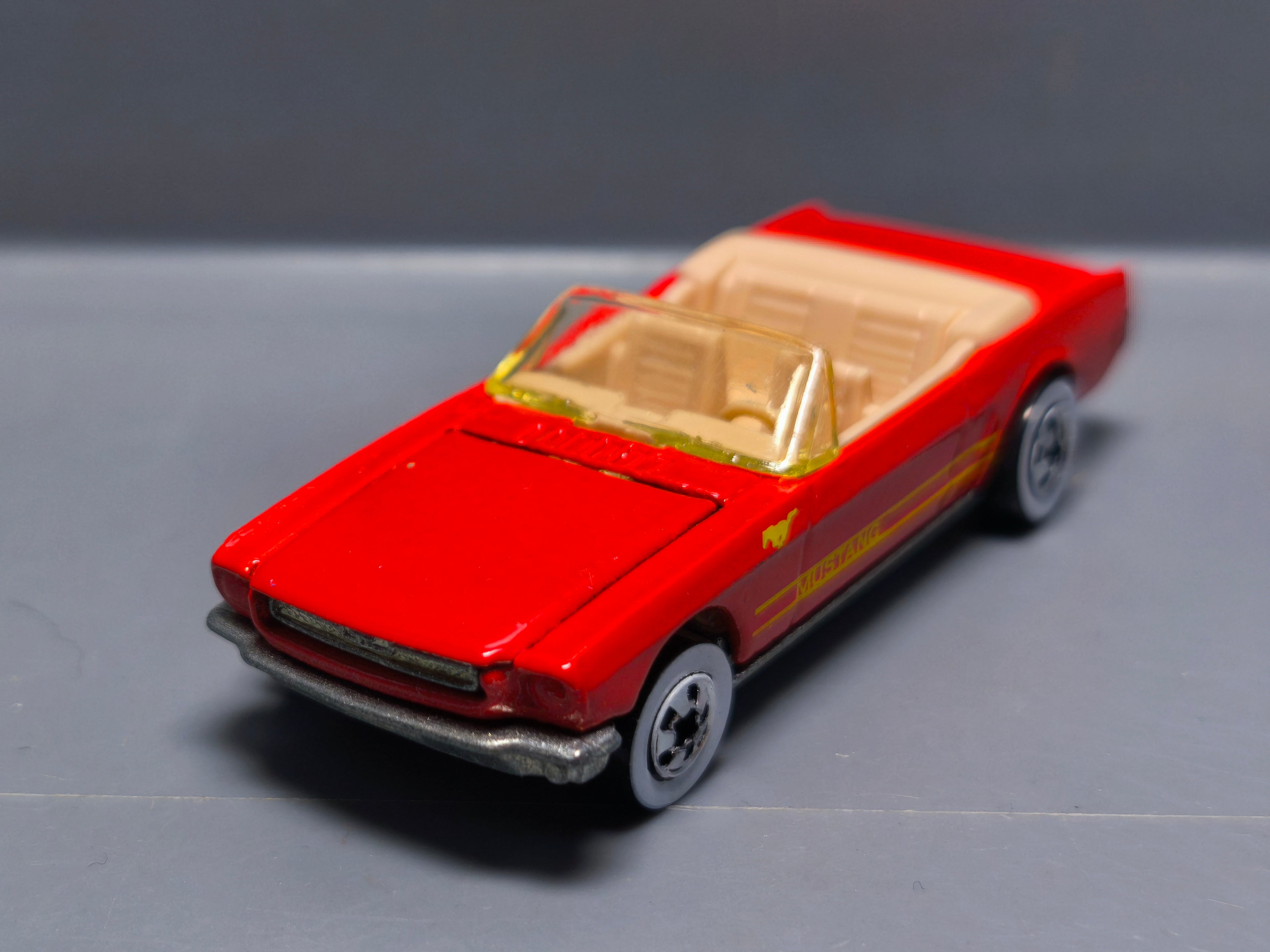 Hot Wheels 65 mustang convertible version rouge foncé 1991-162 (A07)