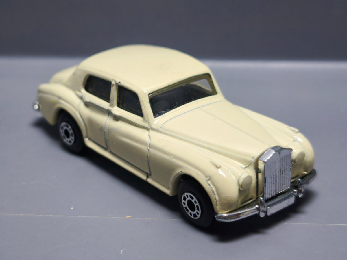 Matchbox 1982 mainline  Rolls royce silver cloud II version crème   (A06)