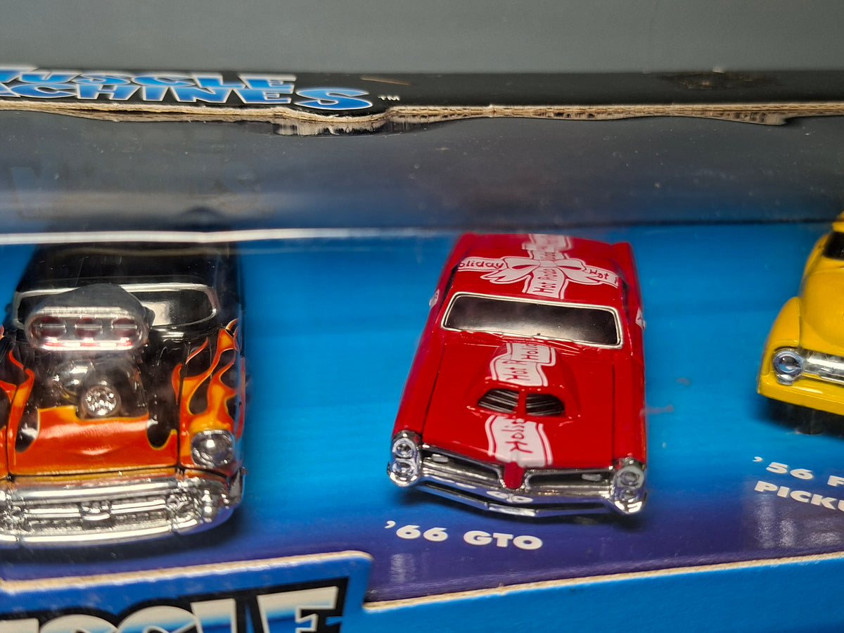 Muscle machines 2001 california too hot exclusive X-mas Pt cruiser camaro (CT10)