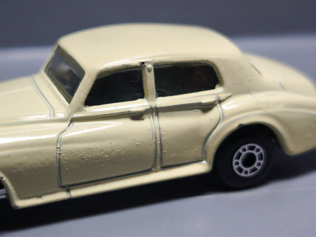 Matchbox 1982 mainline  Rolls royce silver cloud II version crème   (A06)