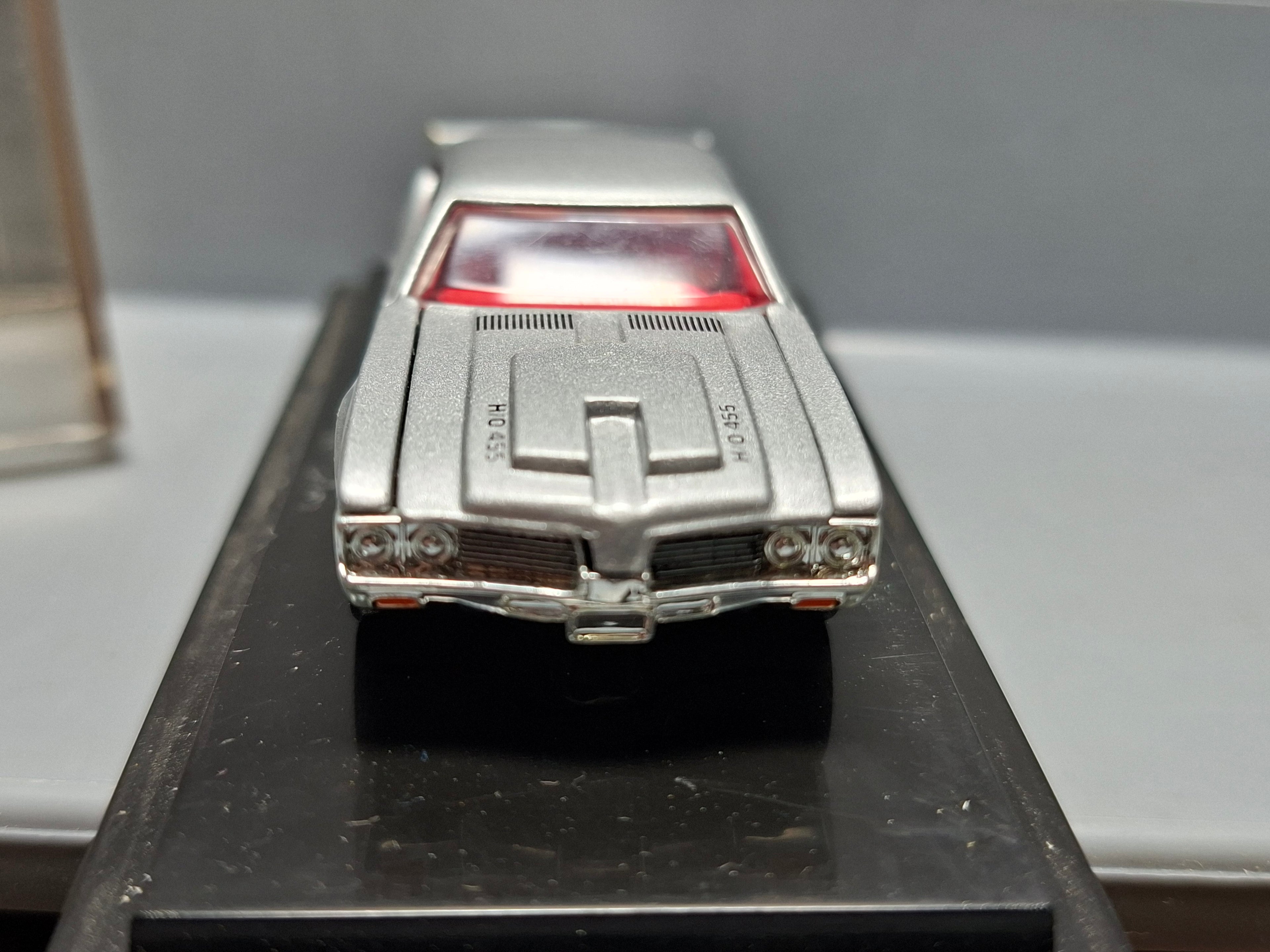 Hot Wheels 2000 cool collectible  1969 oldsmobile 442  (NP17)