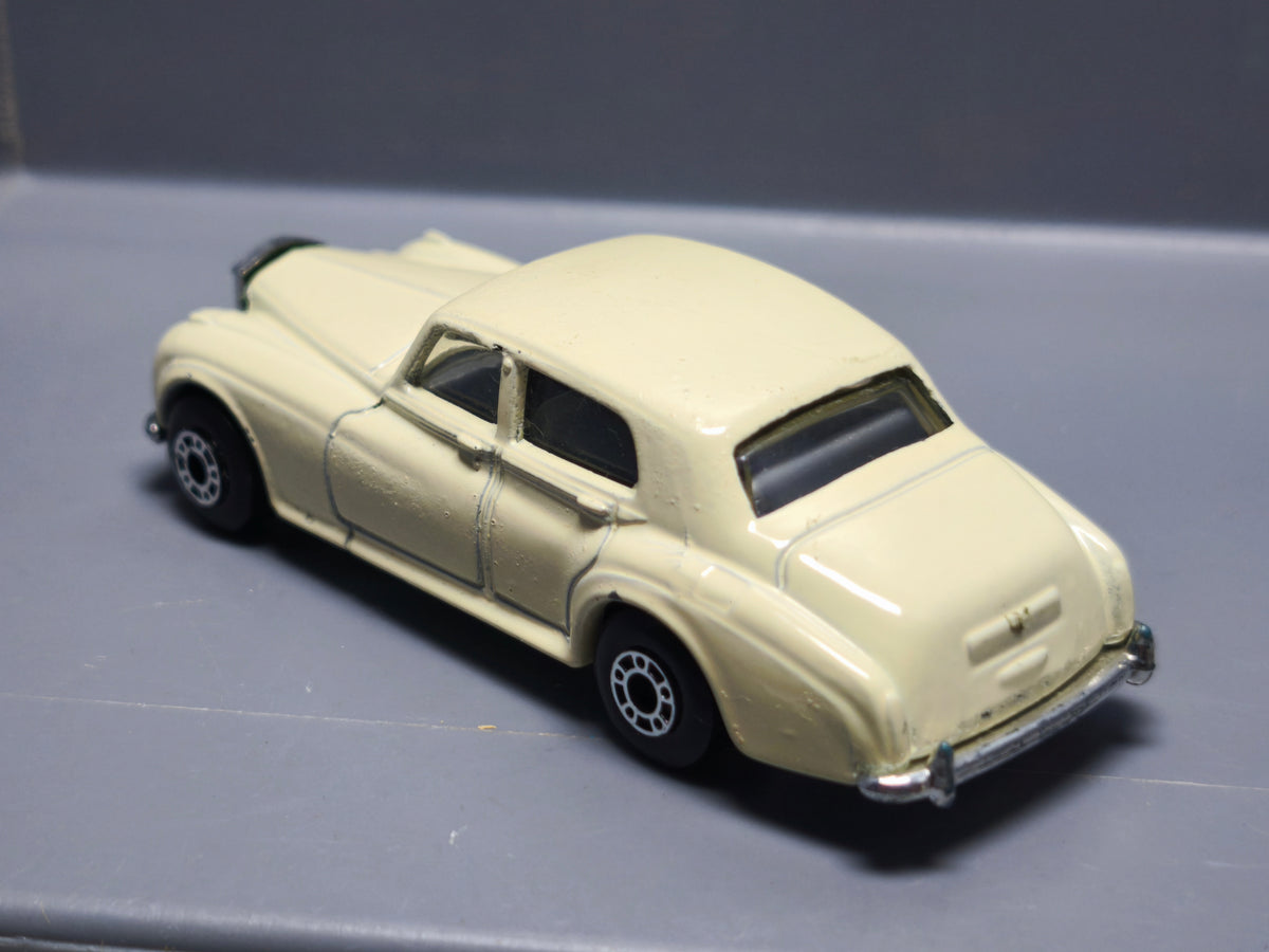 Matchbox 1982 mainline  Rolls royce silver cloud II version crème   (A06)