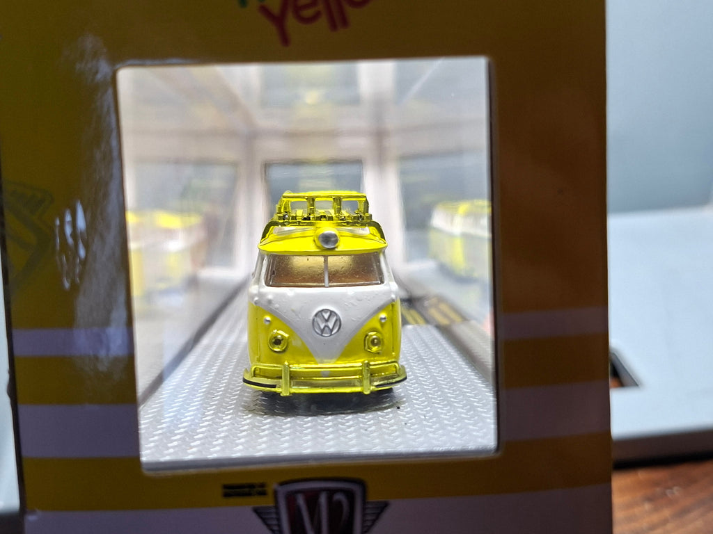 M2 Machines Coca Cola Mello Yello Volkswagen Double Cab Microbus Chase (CT08)