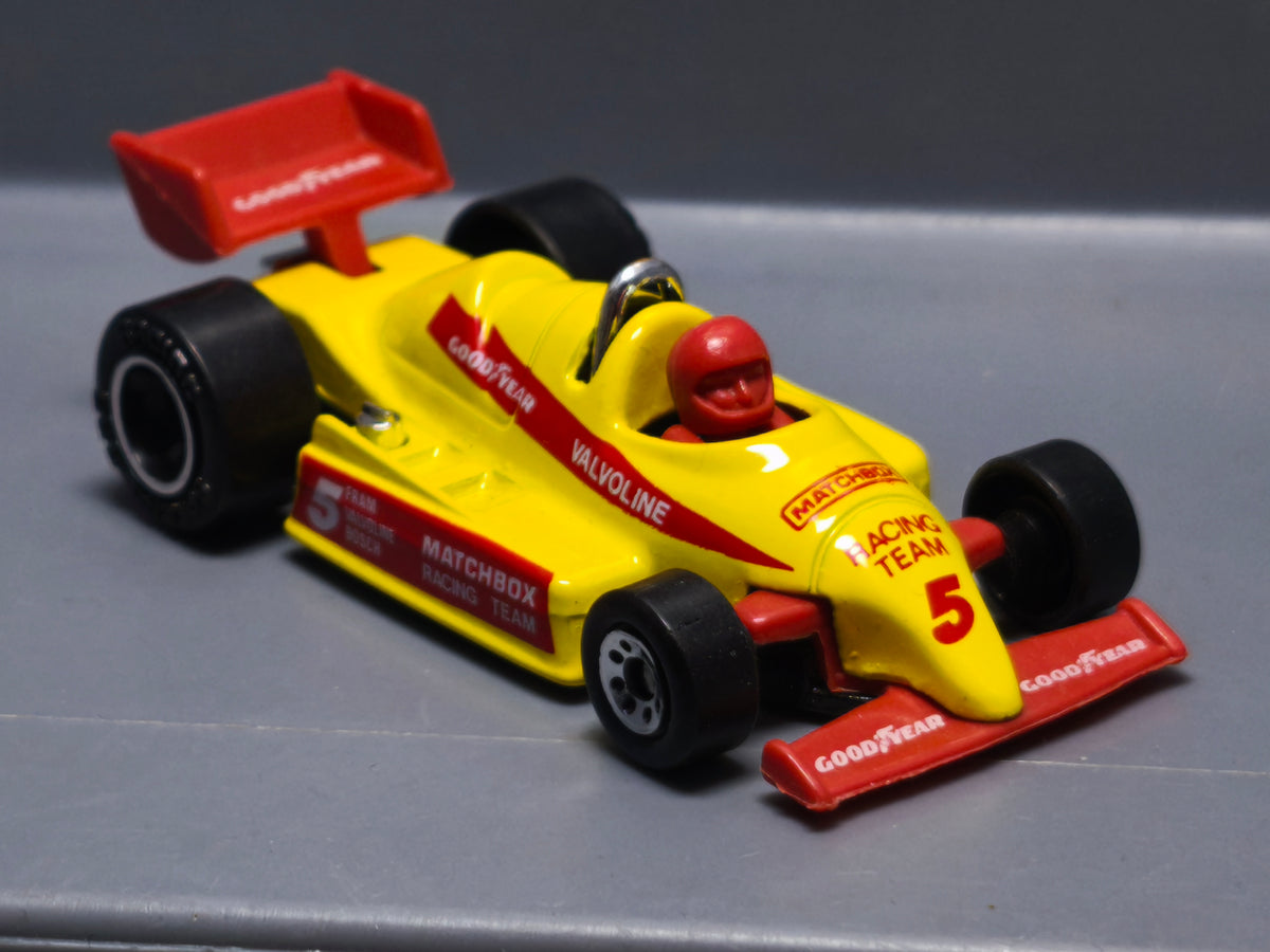 Matchbox 1987 mainline  F1 Racer  version moteur chrome (A31)