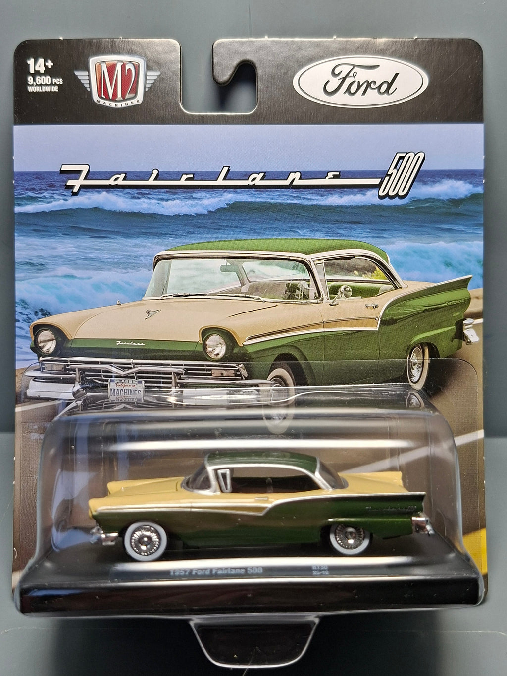 M2 Machines 2025 auto drivers R130 1957 Ford Fairlane 500 (NG52)