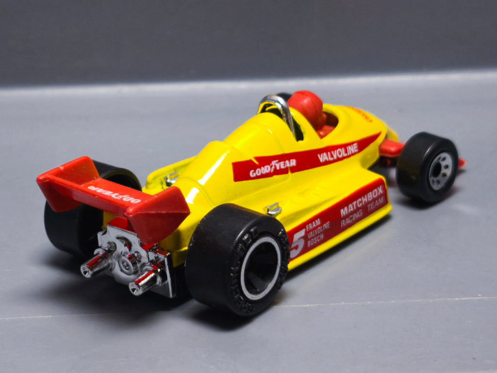 Matchbox 1987 mainline  F1 Racer  version moteur chrome (A31)