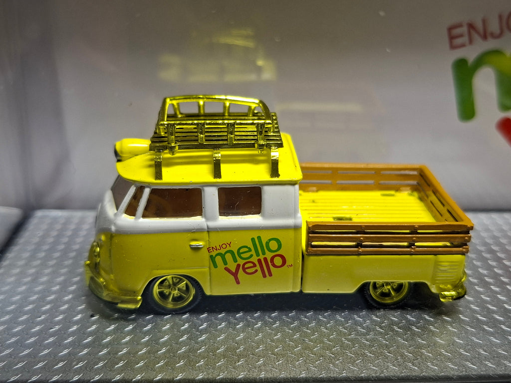 M2 Machines Coca Cola Mello Yello Volkswagen Double Cab Microbus Chase (CT08)