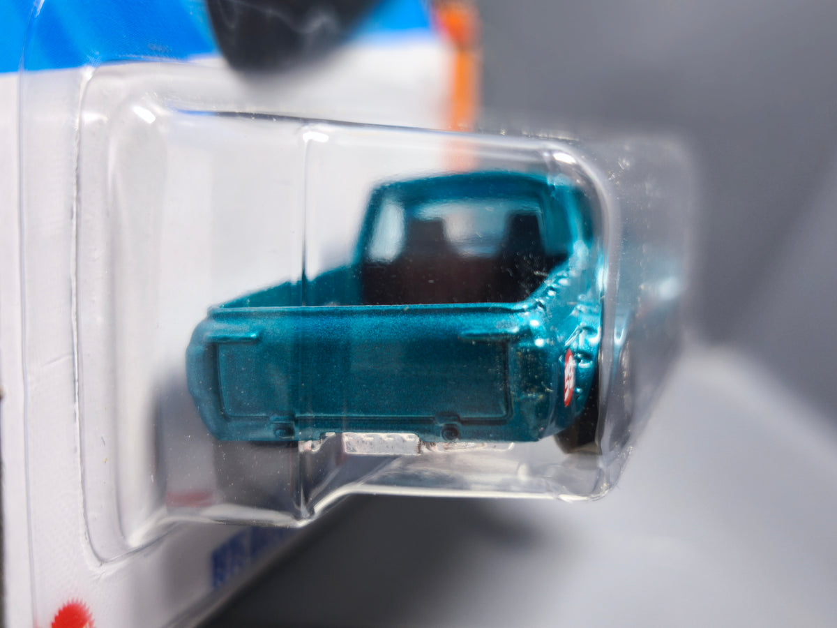 Hot Wheels 1975 datsun Sunny truck (B120) 2025-093 (NP09)