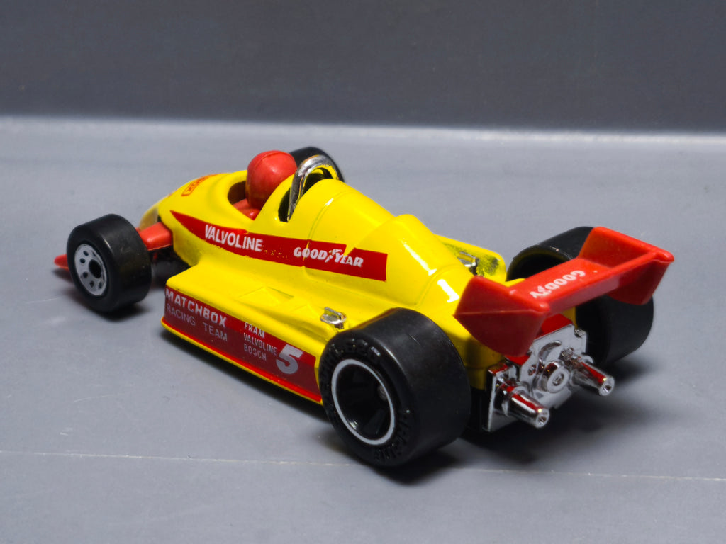 Matchbox 1987 mainline  F1 Racer  version moteur chrome (A31)