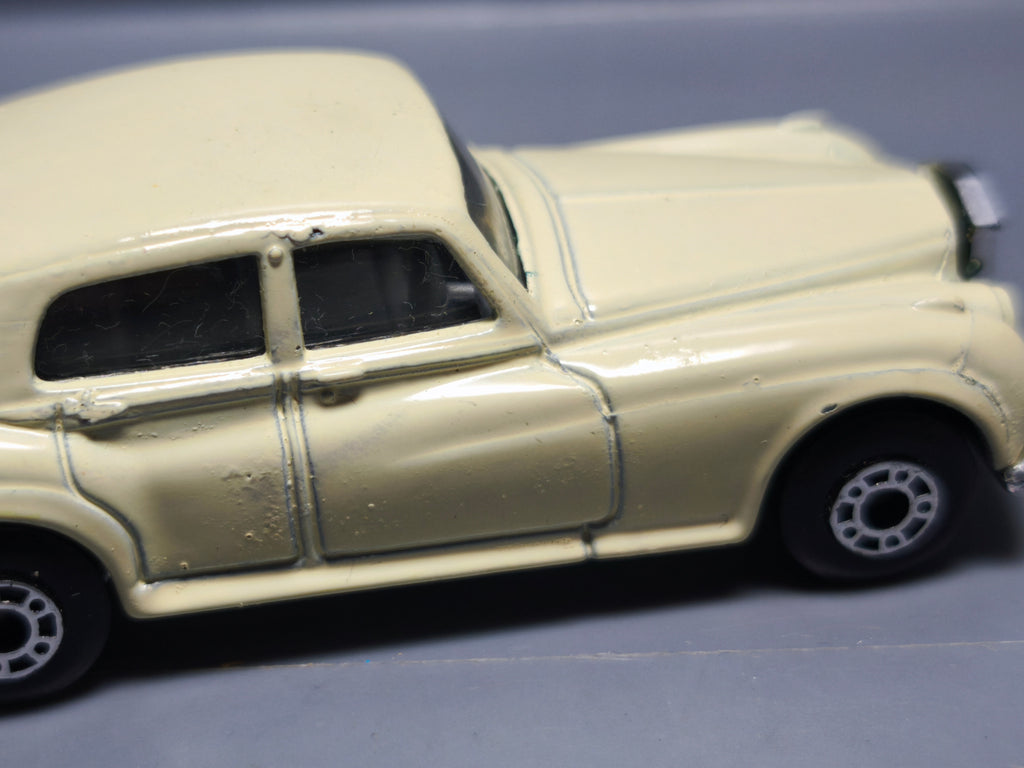Matchbox 1982 mainline  Rolls royce silver cloud II version crème   (A06)