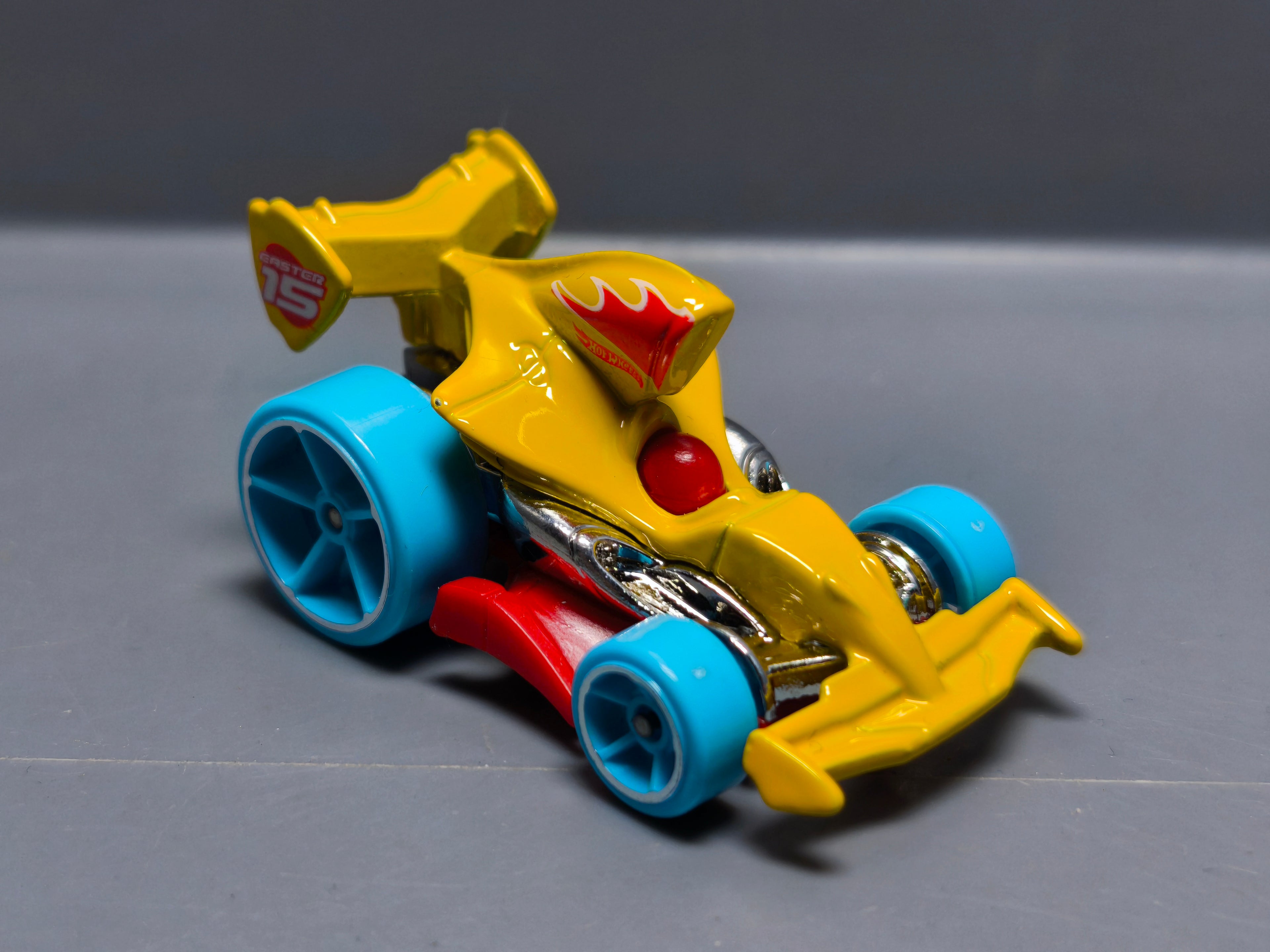 Hot Wheels Tarmac attack Happy Easter  (A09)