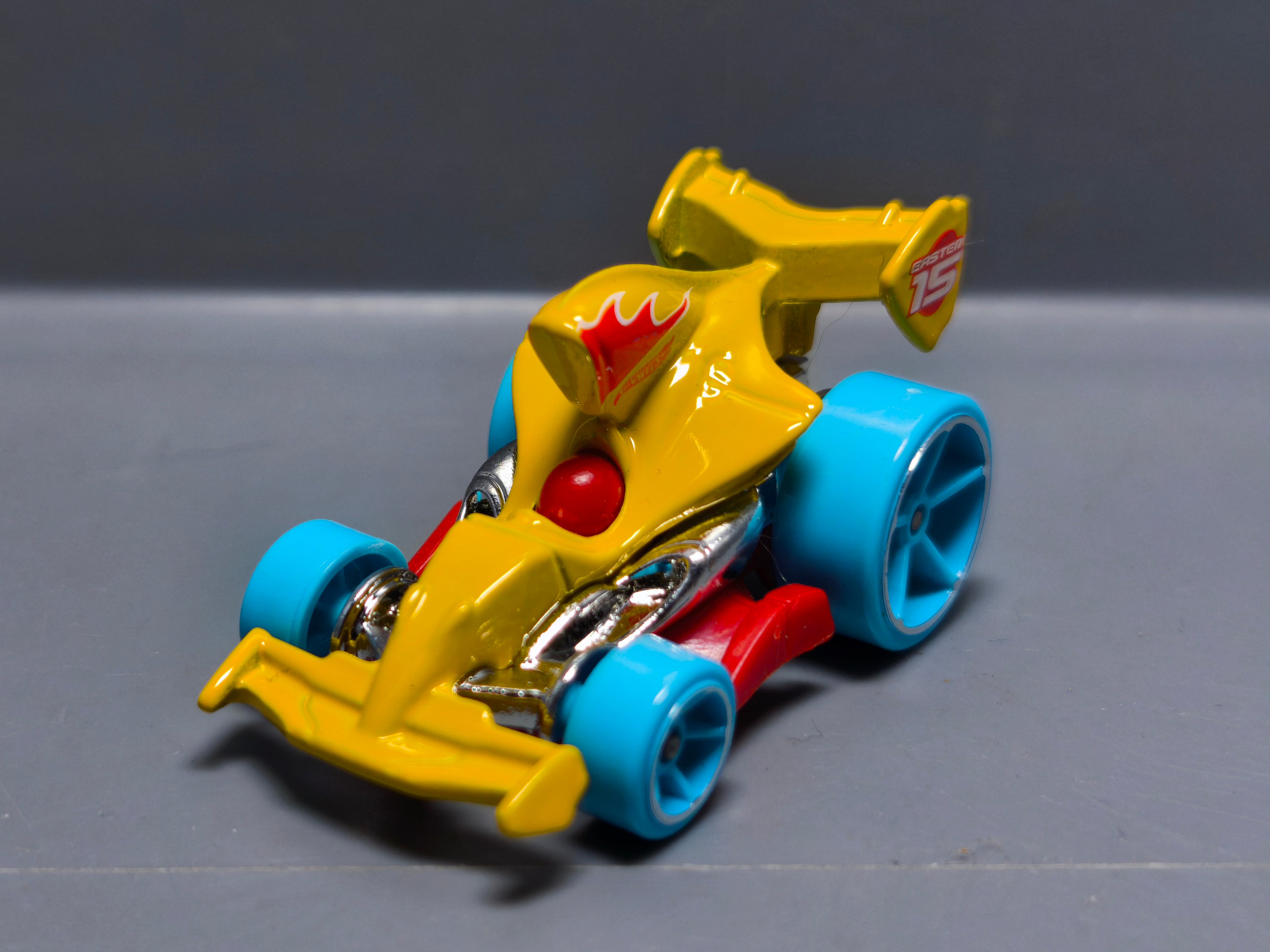 Hot Wheels Tarmac attack Happy Easter  (A09)
