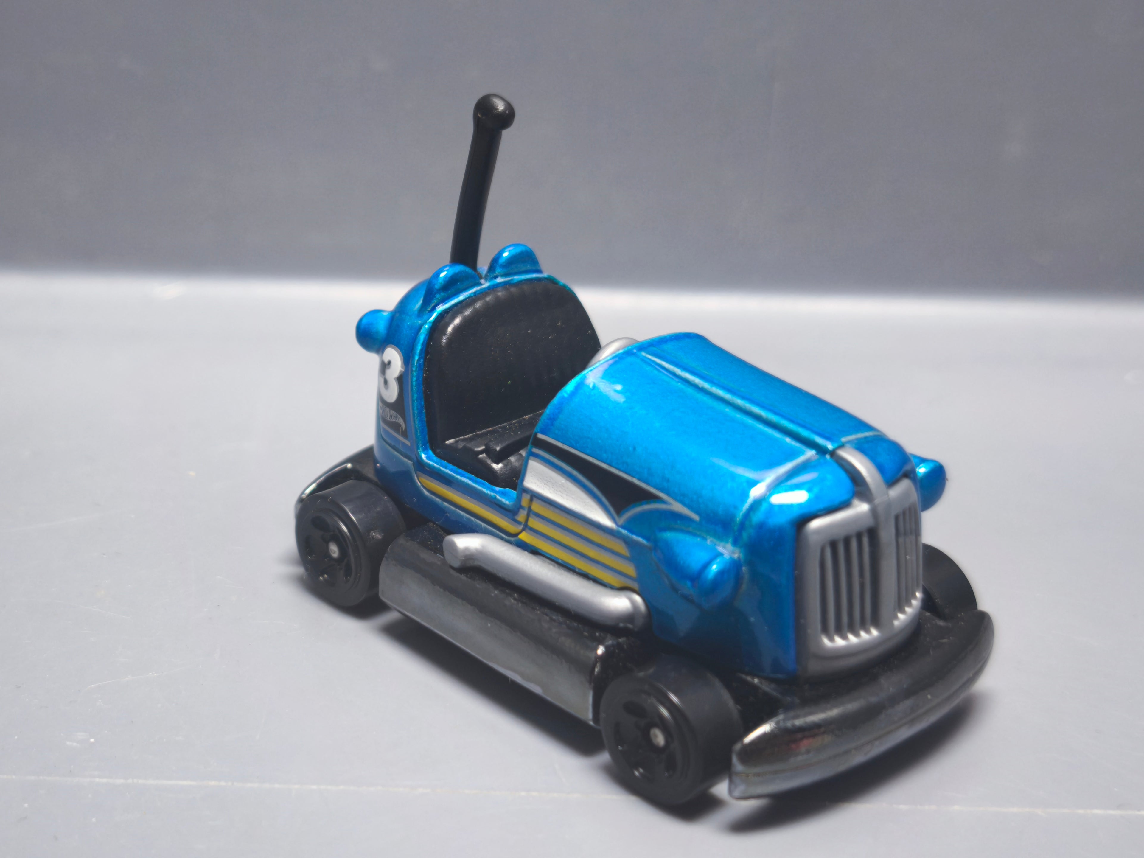 Hot Wheels Bump around 2013-145  (A12)