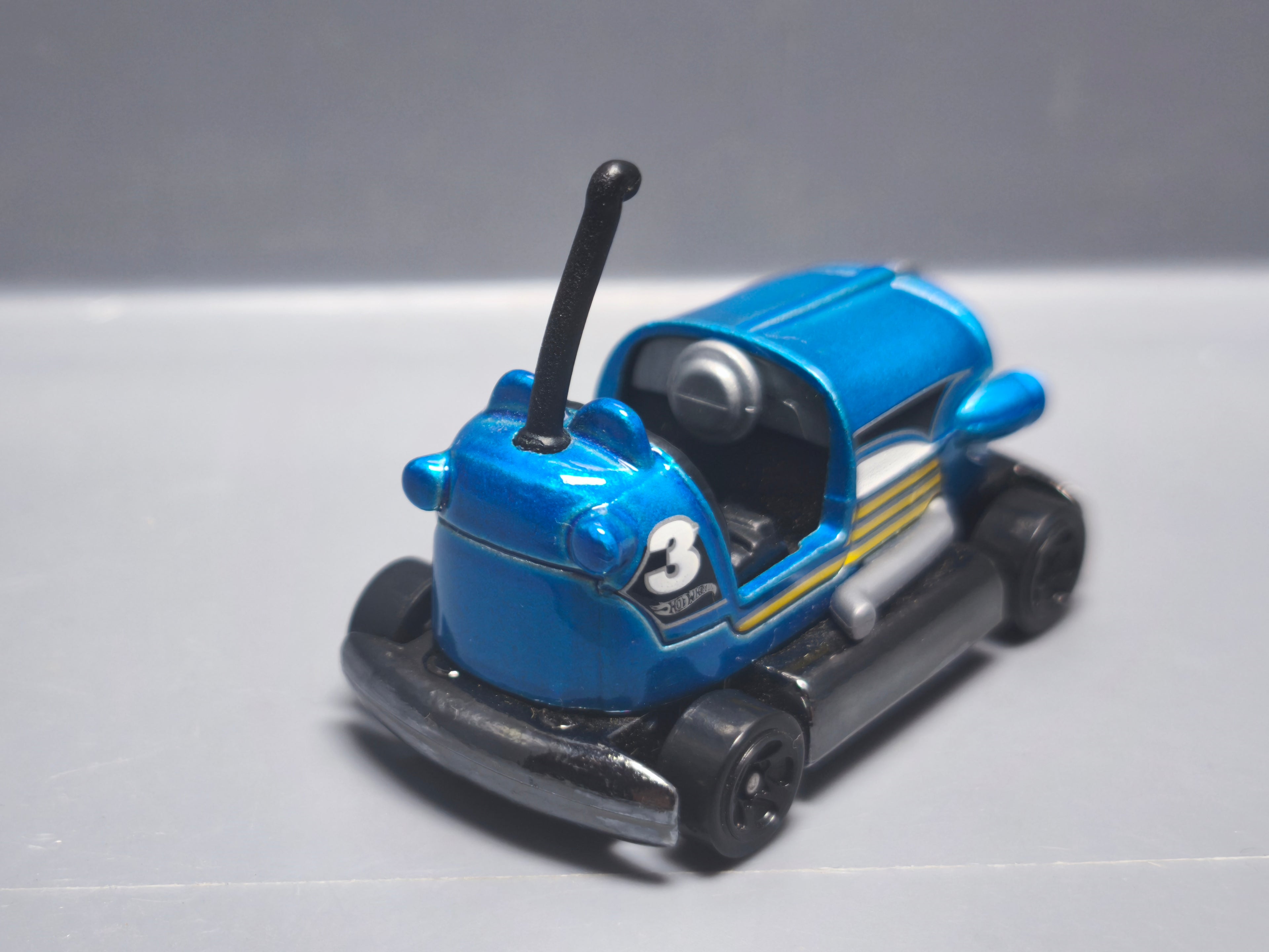 Hot Wheels Bump around 2013-145  (A12)