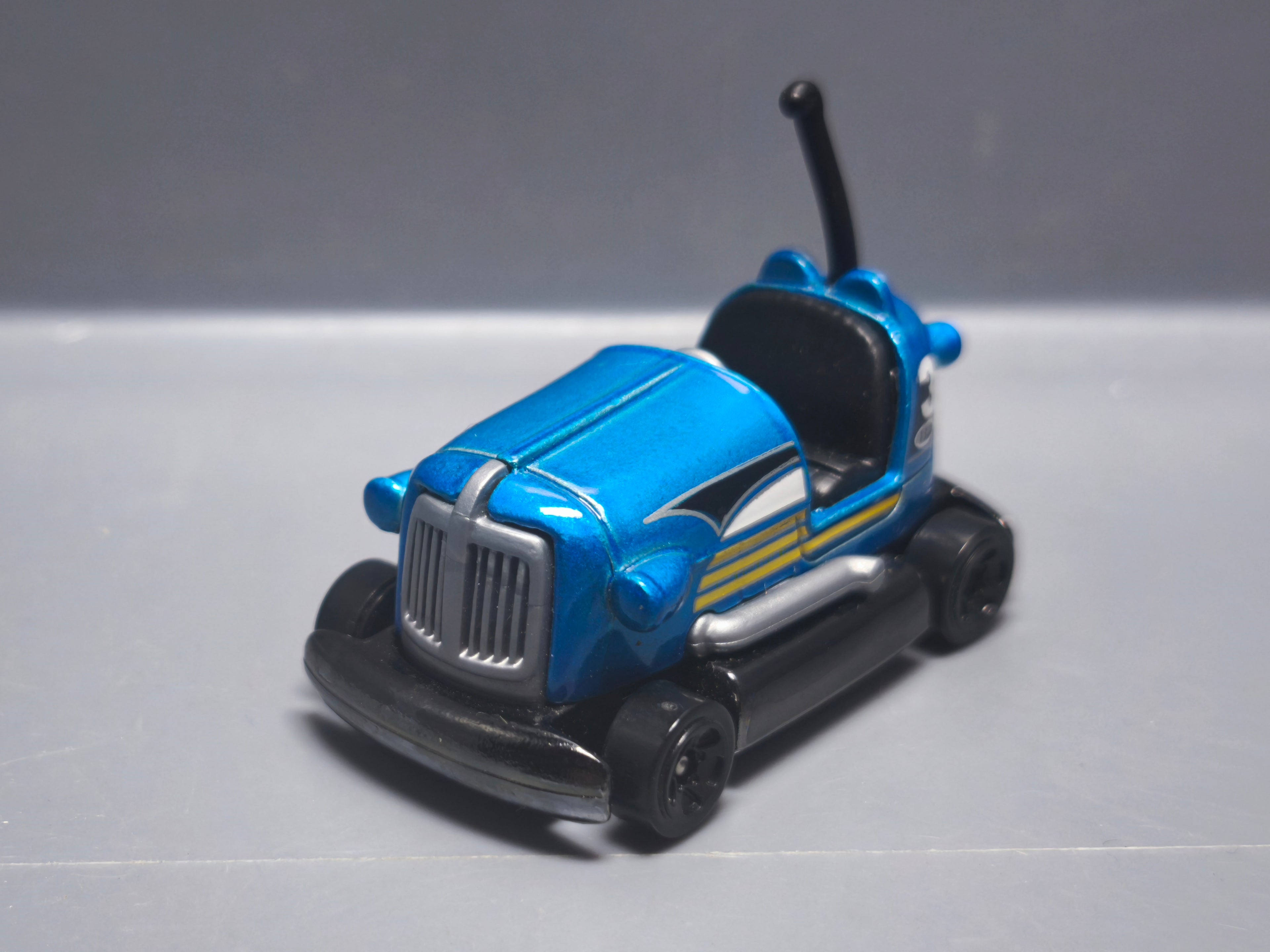 Hot Wheels Bump around 2013-145  (A12)