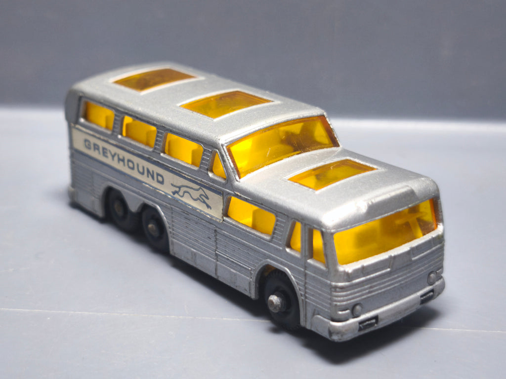 Matchbox Greyhound coach version roues noires base noire (A13)