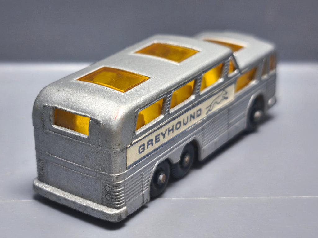 Matchbox Greyhound coach version roues noires base noire (A13)