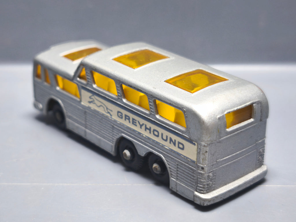 Matchbox Greyhound coach version roues noires base noire (A13)