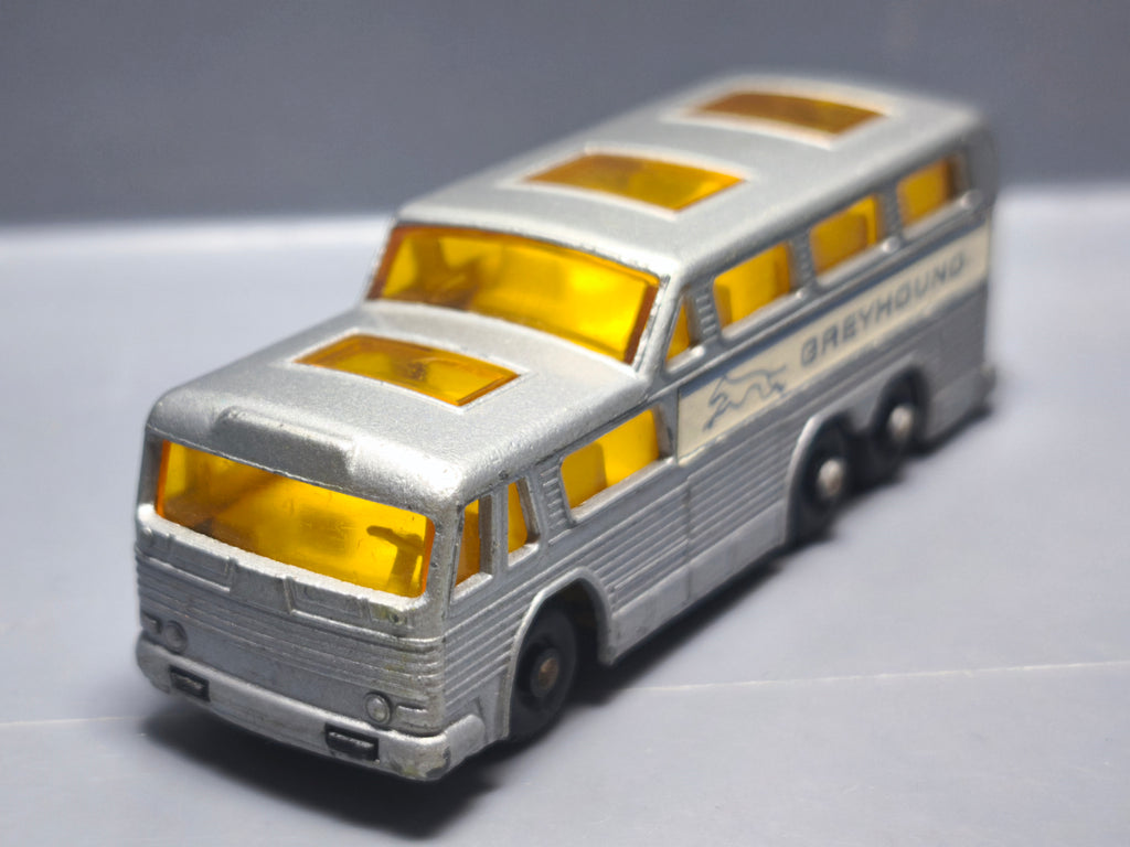Matchbox Greyhound coach version roues noires base noire (A13)